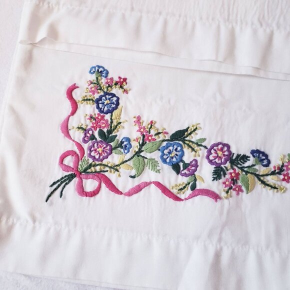 Set of 2 Vintage Embroidered Pillowcases Standard Size Floral Ribbon Cottage - Picture 2 of 13